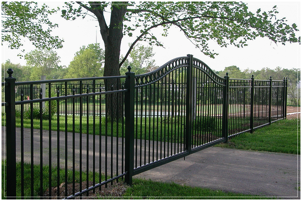 custom-aluminum-fence-installation.jpg
